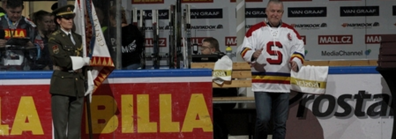 Jiří Hrdina předával dárky za hokejový klub HC Sparta Praha.