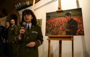 Generálka Lenka Šmerdová před jednou z vítězných fotografií kalendáře