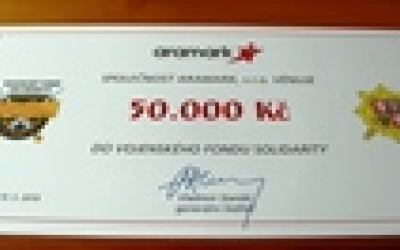 Šek v hodnotě 50 000,- Kč věnovaný společností Aramark, s. r. o. Autor: kpt. Tomáš Maruščák, OdKV, KaGŠ
