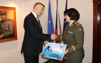 Generální ředitel společnosti ČEPRO, a.s. Jan DUSPĚVA předává šek předsedkyni Vojenského fondu solidarity brigádní generálce Lence ŠMERDOVÉ