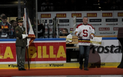 Jiří Hrdina předával dárky za hokejový klub HC Sparta Praha.