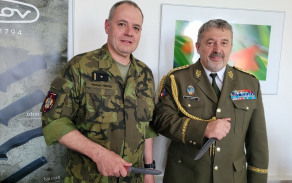 Generál Aleš Opata a major Roman Hippík s nožem Repetitor